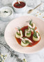 Agurkerulle med rejer og tomatsauce